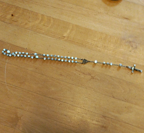 Rosenkranz mit weißen - , perlen